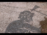 01243 ostia - regio ii - insula i - caserma dei vigili (ii,v,1-2) - caesareum - vestibulum - mosaik - opferdiener (victimarius) mit einem bullen - detail - 12-2018.jpg